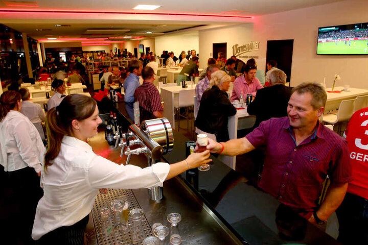 Blick in den gemütlichen VIP-Bereich des neuen Zwickauer Stadions. Natürlich gibt`s hier das Bier für die Gäste umsonst.