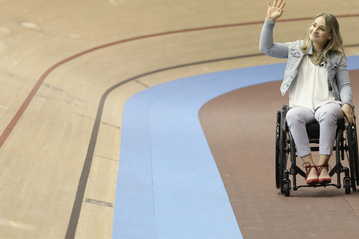 Bahnradsportlerin Kristina Vogel sitzt nach einem Trainingsunfall im Rollstuhl.