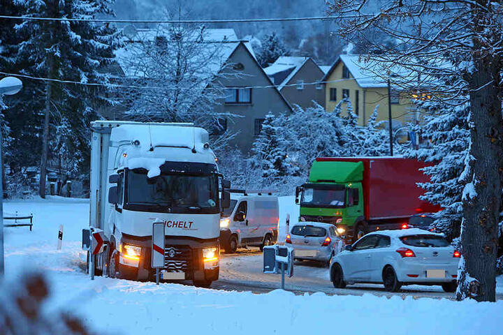 Schnee und Eis sorgten am Montagmorgen für massive Behinderungen auf der B180 Waldenburg - Stollberg.