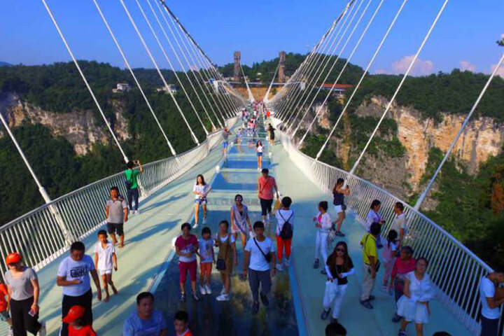 Wer die Brücke überqueren will, muss schwindelfrei sein.