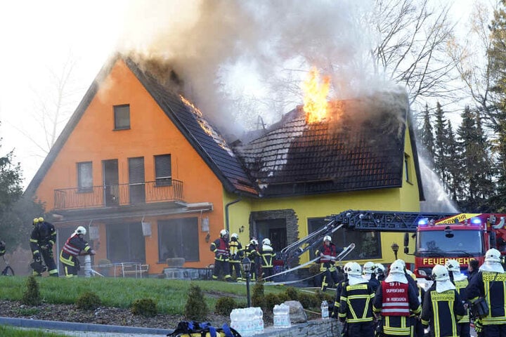 Großalarm für die Feuerwehr: Das Feuer zerstörte in der Auerbacher Schulstraße das Dach des Einfamilienhauses.