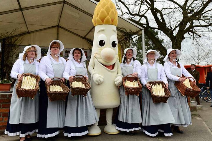 Auf traditionelle Art wurde die Spargelsaison in Beelitz offiziell eröffnet.
