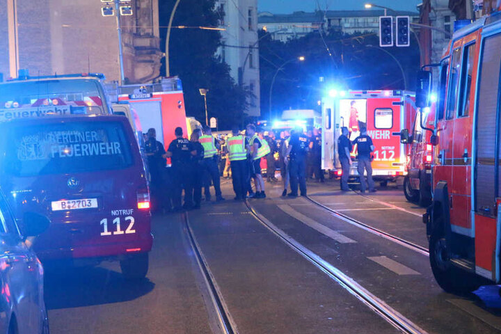 Rettungskräfte stehen am Unfallort.