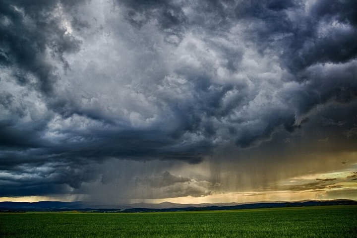 Teilweise wird der Himmel ziemlich grau sein. (Symbolbild)