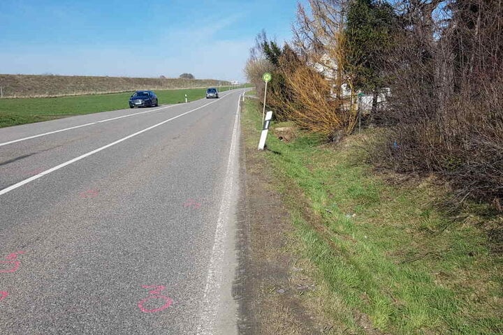 Gefährliche Bushaltestelle: Kinder fallen beim Aussteigen fast in den Graben und müssen eine Bundesstraße überqueren.