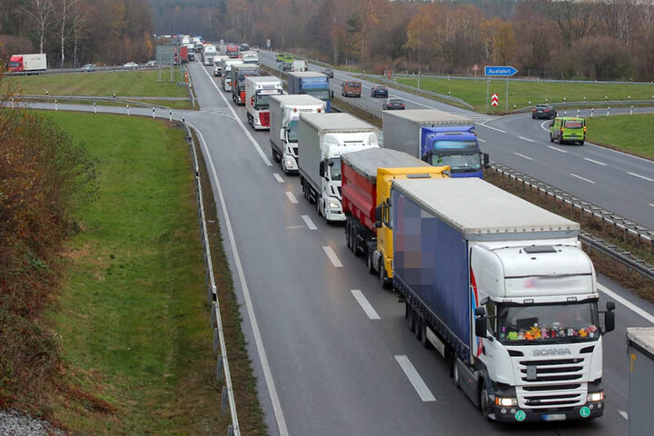 Nach einem Unfall gibt es aktuell 12 Kilometer Stau auf der A4.