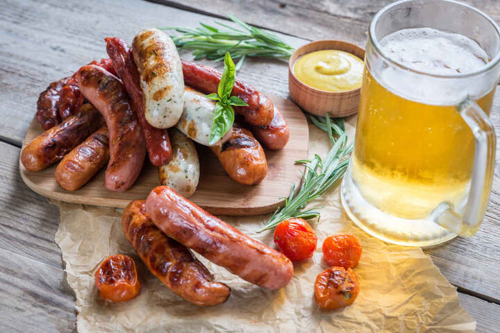 Des Deutschen Liebstes: Bier und Wurst - so auch Thema beim Kabarett in Erfurt.