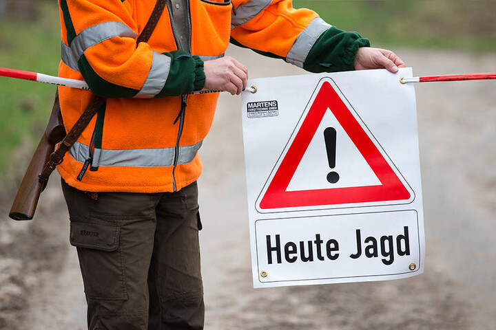 Warnschilder informierten Spaziergänger über die stattfindende Jagd.