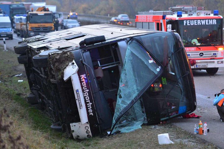 Bei dem Unfall bei Erfurt starb ein vierjähriger Junge und es gab 64 Verletzte.