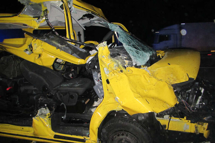 Mit 130 km/h raste der Transporter in den Lastwagen.
