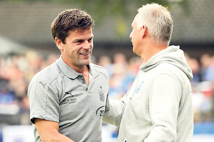 Gequältes Lächeln! FSV-Coach Torsten Ziegner (l.) gratuliert seinem Meppener Kollegen Christian Neidhardt.