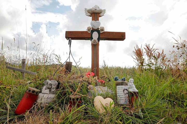 Angehörige und Freunde haben am Tatort ein Kreuz aufgestellt, Blumen und Kerzen abgelegt.