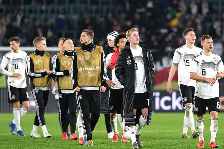 Deutsche Spieler wurden von den eigenen Fans beleidigt. Besonders heftig traf es Ilkay Gündogan und Leroy Sané (4.v.r.).