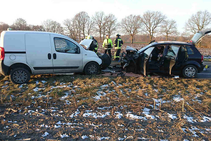 Eine Frau musste durch die Feuerwehr aus ihrem Auto geborgen werden.