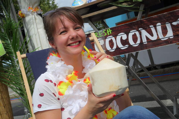Karoline Marschallek 37) probiert ein Coconut Water.