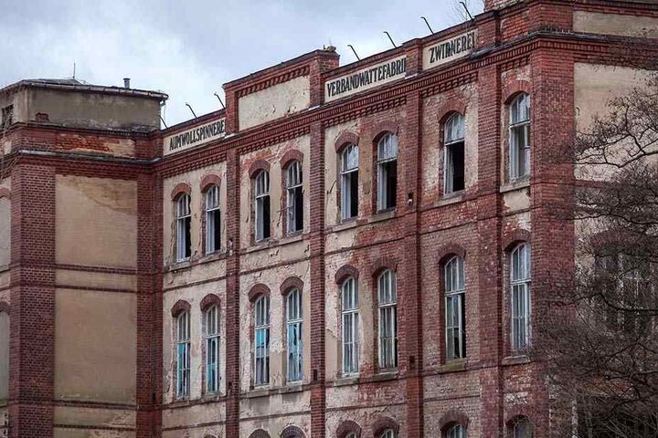 "Im März starten im Ortsteil Erdmannsdorf die Abbrucharbeiten an der alten Baumwollfabrik", sagt Kai-Michael Zille, Bauamtsleiter in Augustusburg (bei Chemnitz). Der Abriss wird eine halbe Million Euro verschlingen.