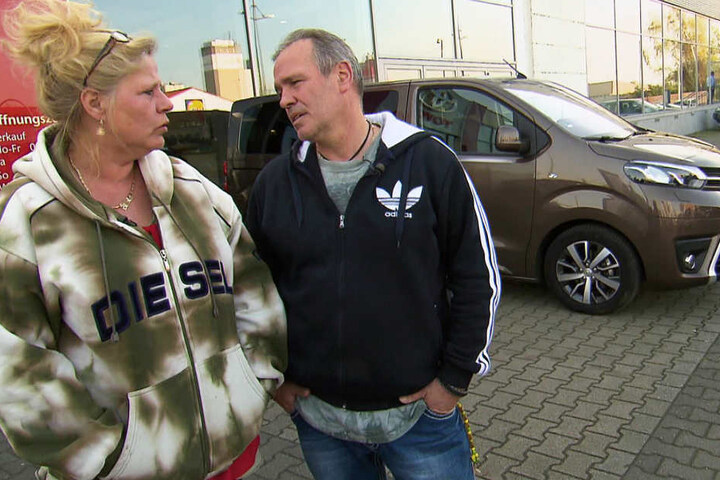 Auch das noch: Das Auto der Wollnys ist kaputt! Silvia und Harald sehen sich im Autohaus nach Ersatz um.