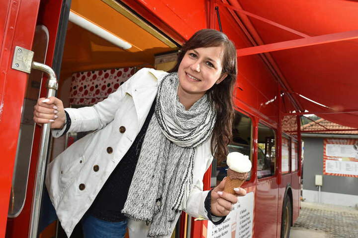 Einsteigen und genießen: Betreiberin Bianca Sickert (32) hofft mit ihrem
Eisbus auf viele Gäste.