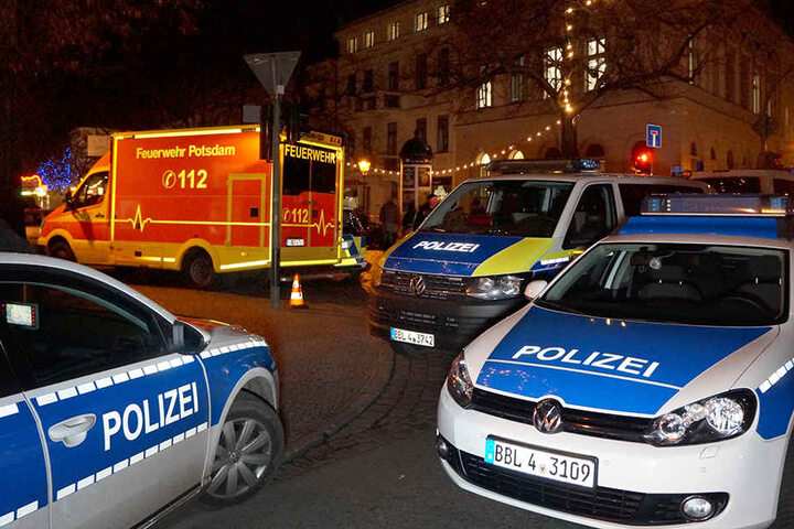 Spezialkräfte der Polizei untersuchten den verdächtigen Gegenstand und sperrte einen angrenzenden Weihnachtsmarkt.
