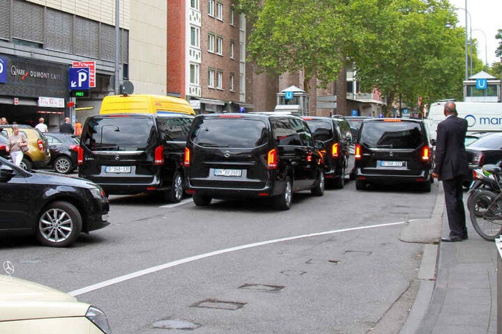Mit einem massiven Aufgebot an Fahrzeugen und Wachmännern rückte der Emir in Köln an.
