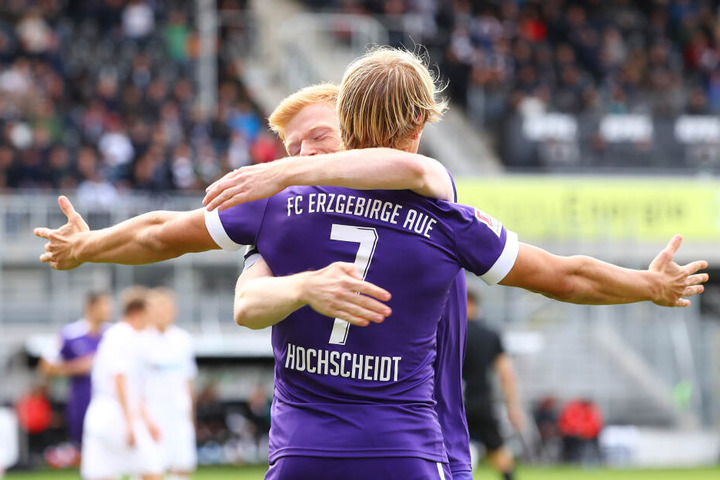 Fabian Kalig und Jan Hochscheidt bejubeln das Führungstor in Sandhausen.