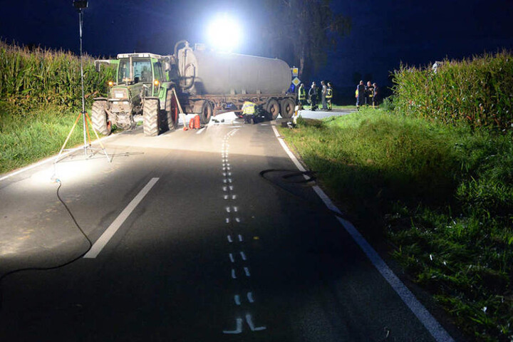Der 17-jähriger Biker krachte gegen den Anhänger des Treckers.