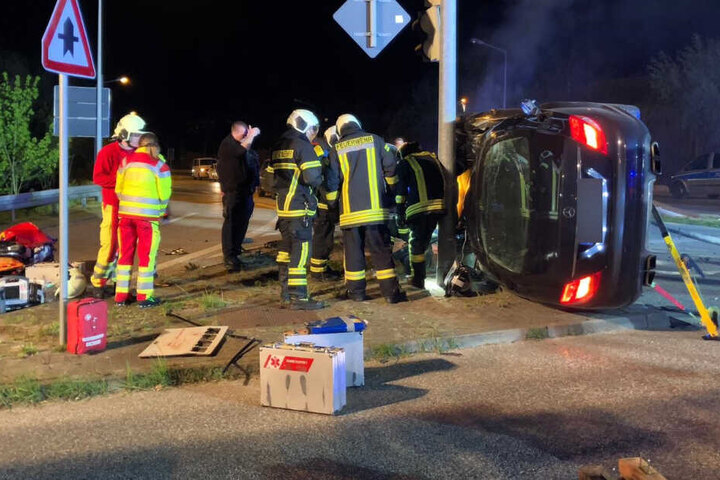 Das Unfallauto wurde in der seitlichen Lage stabilisiert. Die Rettungskräfte kümmern sich um die Opfer.