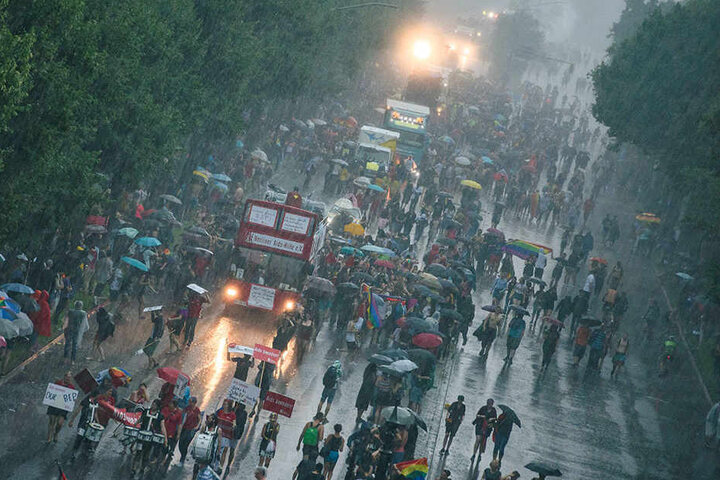 Ab 15 Uhr mussten die Demonstranten die Regenschirme herausholen.