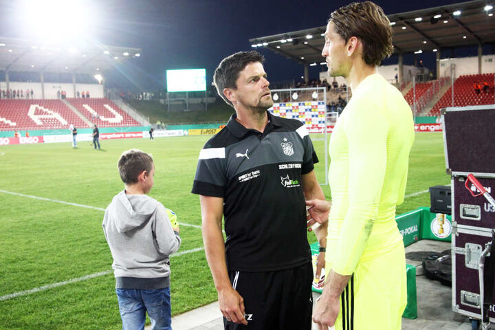 HSV-Keeper René Adler (r.) im Gespräch mit Zwickau-Coach Torsten Ziegner. Adler attestierte Brinkies ein sensationelles Spiel.