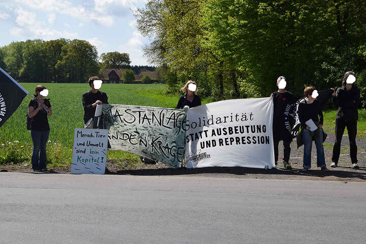 Einige Aktivisten standen mit Bannern vor der Firma.