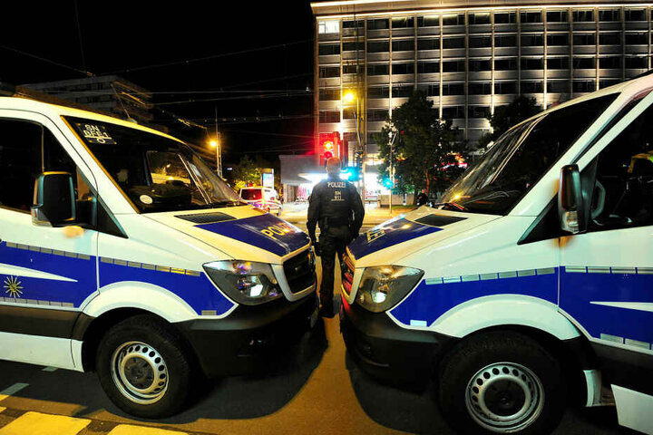 Insgesamt waren 100 Polizisten und 20 Justizbeamte im Einsatz.