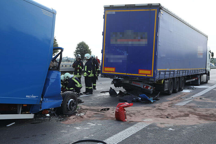 Die Autobahn wurde infolge des Unfalls voll gesperrt. Der Fahrer des Sattelzugs blieb unverletzt.