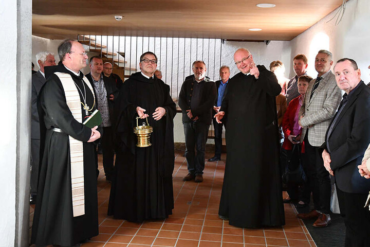 Nach der Segnung ging es zum Rundgang durch die Klosteranlage.