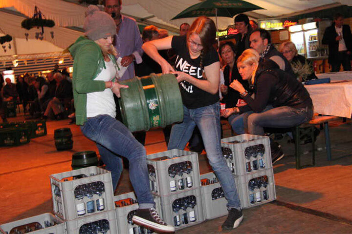 Das Bierfassrollen begeistert vor allem Erwachsene.