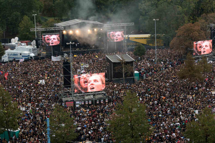 Blick auf die Bühne beim Konzert #wirsindmehr in Chemnitz.
