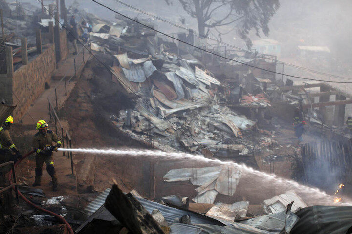 An die 100 Wohnungen wurden bei dem Brand in Valparaiso zerstört.