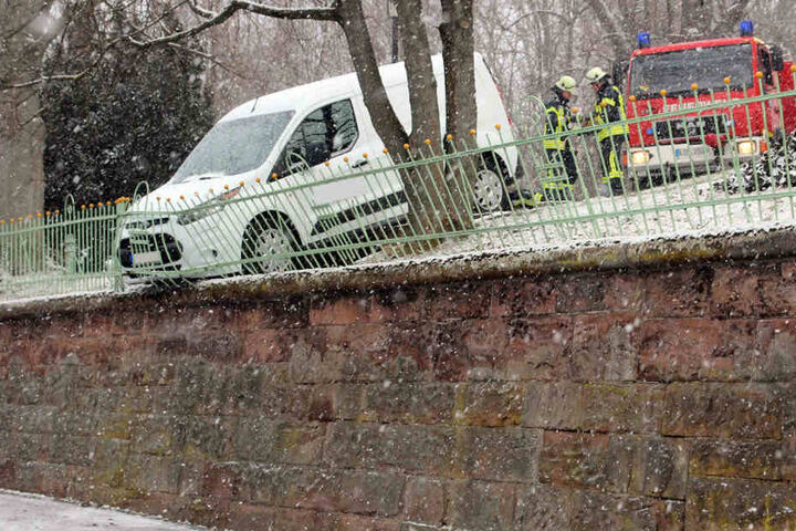 Die Feuerwehr sicherte den Kastenwagen, damit dieser nicht abstürzen konnte.