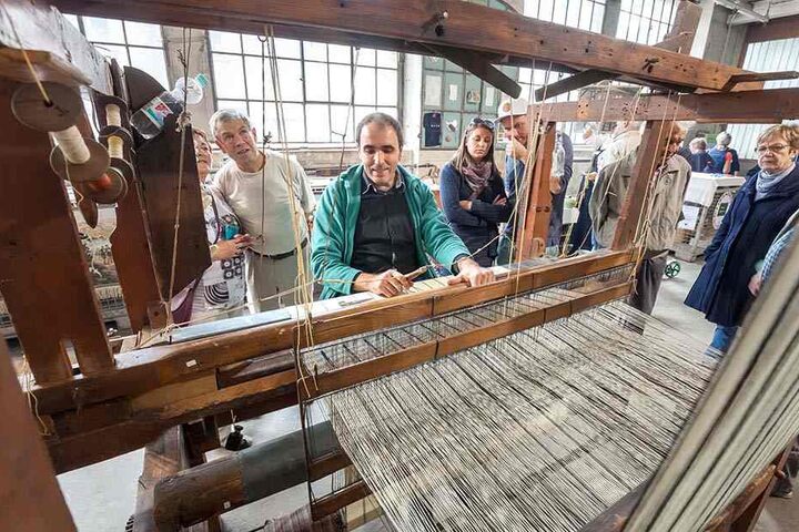 Thomas Zinke (44) vom Textil und Rennsportmuseum Hohenstein-Ernstthal demonstriert das Weben auf einem 150 Jahre Alten Handwebstauhl.