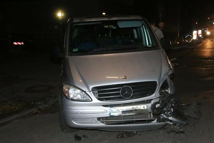 Der Pizzalieferant krachte unter anderem gegen diesen Mercedes.