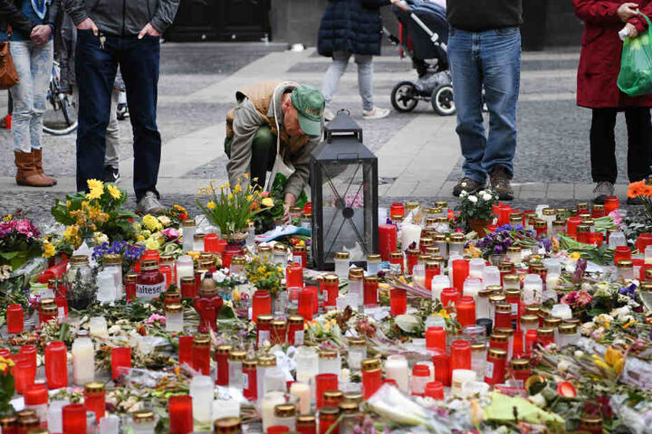 Kerzen wurden entzündet und Blumen an der Stelle niedergelegt, an der zwei Menschen starben.