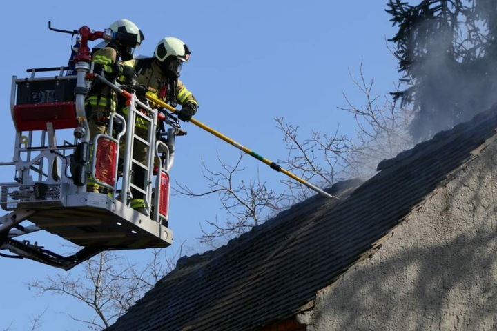 Weil Holz, das unter dem Dach des Schuppens gelagert war, ebenfalls Feuer gefangen hatte, musste die Feuerwehr auch die Drehleiter einsetzen.