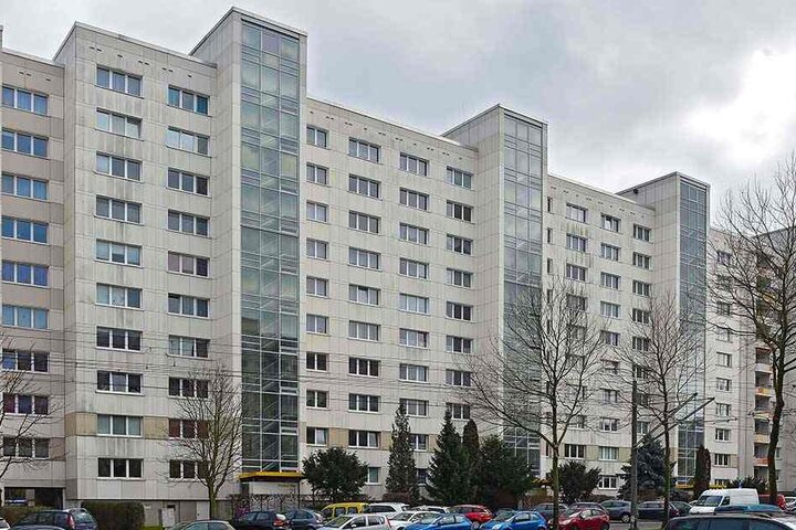 Im Vonovia-Zehngeschosser an der Prohliser Allee 21 müssen 40 Haushalte seit zehn Tagen ohne Fahrstuhl klar kommen.