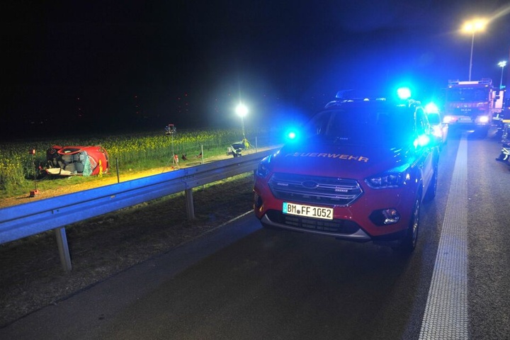 Bei dem Crash wurde das Fahrzeug neben die Autobahn geschleudert.