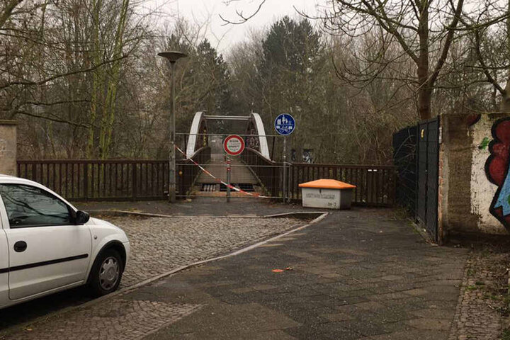 Die Brücke schließt an die Straße "Am Hirtenhaus" an.