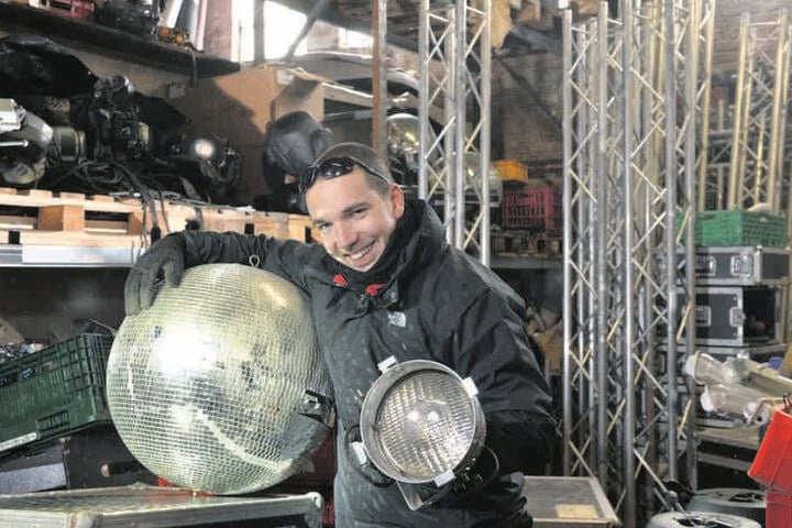 Gastroleiter Robert Steidl (28) schafft im Lager Platz. Discokugel und Lichtspots werden garantiert neue Abnehmer finden.
