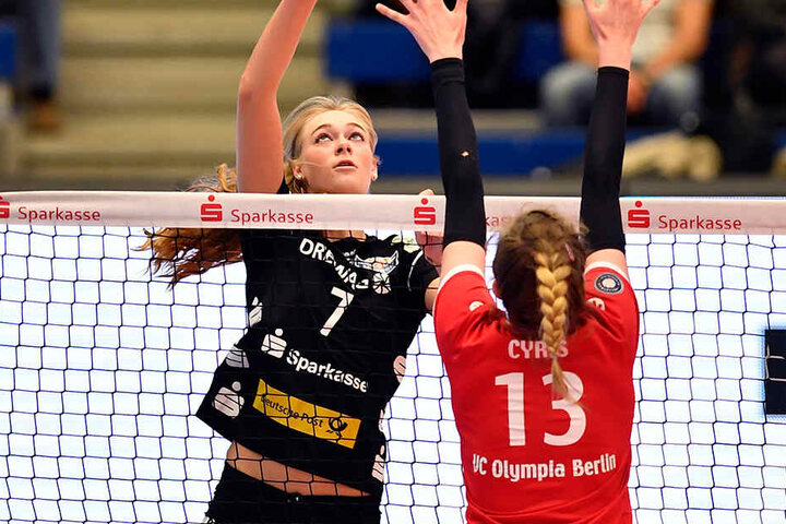 Dominika Strumilo (hinten) behält mit dem DSC gegen Berlin die Oberhand.