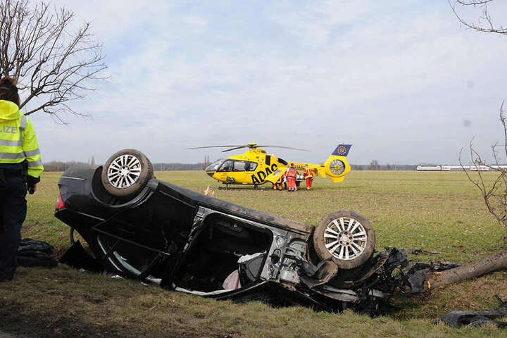 Der verletzte Autofahrer musste mit dem Rettungs-Hubschrauber ins Krankenhaus geflogen werden.