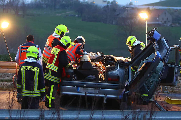 Die Rettungskräfte mussten das Dach entfernen, um den Verletzten zu retten.