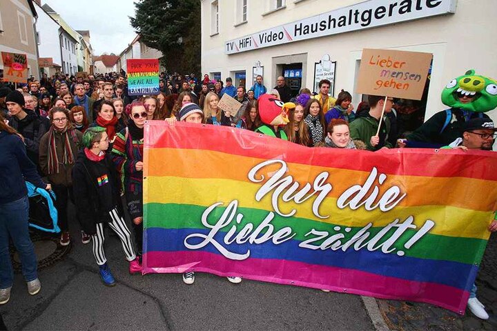 Am 3. November 2018: Mit einem Banner "Nur die Liebe zählt" demonstrierten Menschen gegen das "Schild & Schwert"-Festival", das Neonazis auf einem Privatgelände in Ostritz feierten.