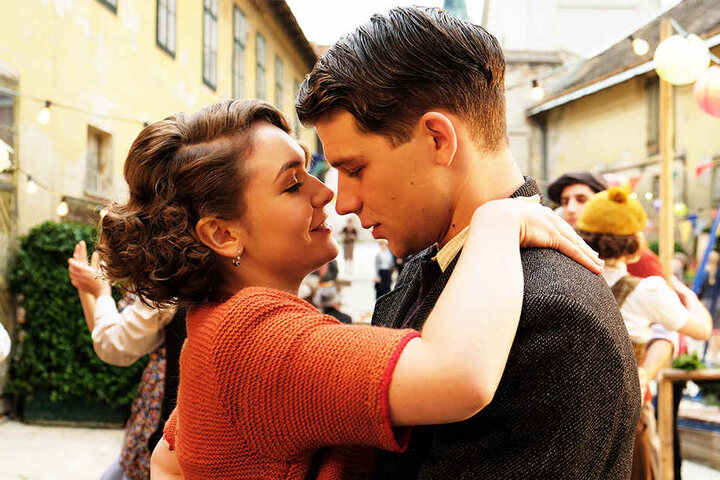 Für Franz Huchel (Simon Morzé, r.) ist es Anezka (Emma Drogunova, l.) die Liebe auf den ersten Blick. Sie sieht das allerdings anders.